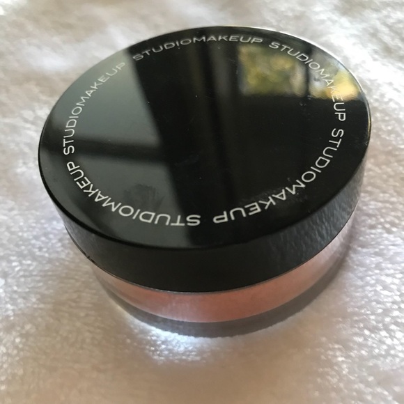 Studio Makeup Luminous Loose Blush - Picture 4 of 4